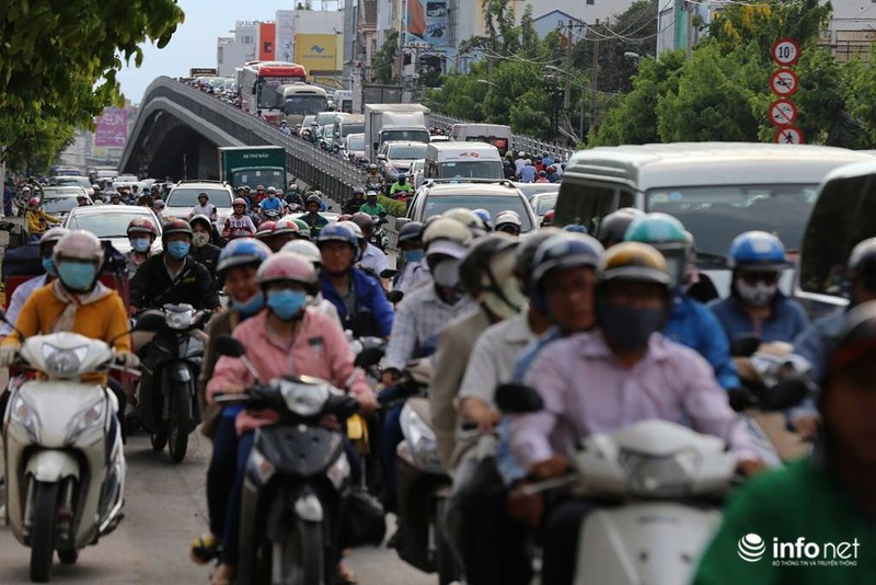 Đường kẹt cứng, hành khách bỏ xe chạy vào sân bay Tân Sơn Nhất - ảnh 2
