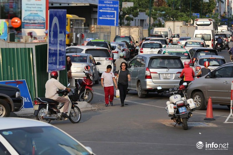 Đường kẹt cứng, hành khách bỏ xe chạy vào sân bay Tân Sơn Nhất - ảnh 11