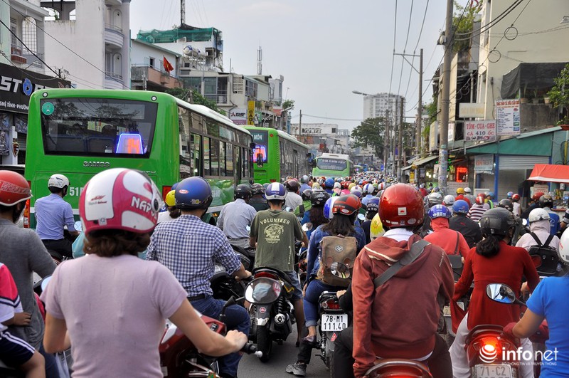 Dòng người ùn ùn rời thành phố nghỉ lễ 30/4, kẹt cứng bến xe miền Đông - ảnh 6
