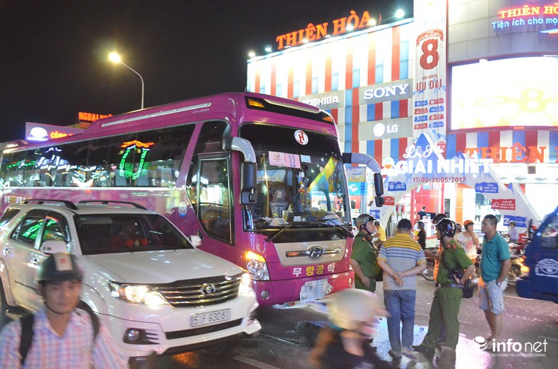 Va chạm với xe khách trong mưa lớn, 1 học sinh tử vong - ảnh 1