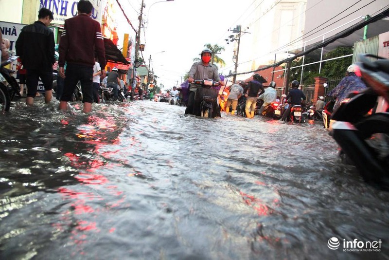 TP.HCM: Sóng vỗ “ầm ầm”, xe chết máy la liệt trên đường phố - ảnh 8