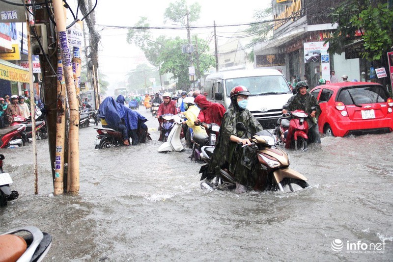 TP.HCM: Sóng vỗ “ầm ầm”, xe chết máy la liệt trên đường phố - ảnh 11