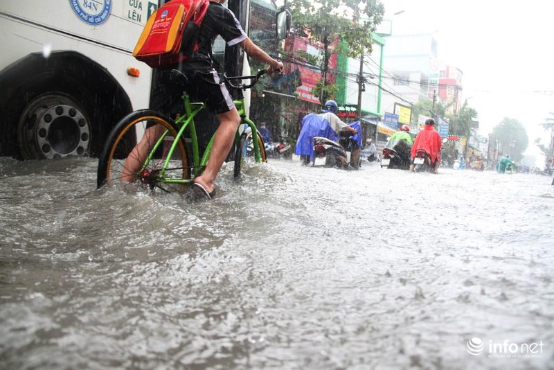 TP.HCM: Sóng vỗ “ầm ầm”, xe chết máy la liệt trên đường phố - ảnh 10