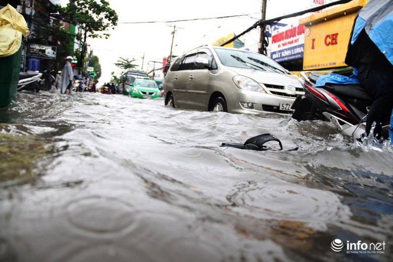 TP.HCM: Sóng vỗ “ầm ầm”, xe chết máy la liệt trên đường phố - ảnh 14