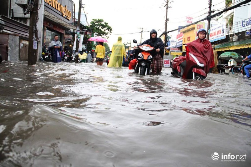 TP.HCM: Sóng vỗ “ầm ầm”, xe chết máy la liệt trên đường phố - ảnh 13