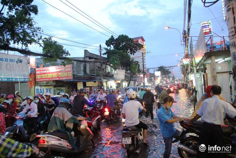 TP.HCM: Sóng vỗ “ầm ầm”, xe chết máy la liệt trên đường phố - ảnh 5