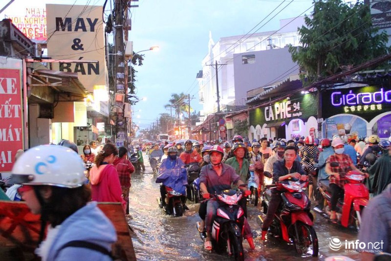 TP.HCM: Sóng vỗ “ầm ầm”, xe chết máy la liệt trên đường phố - ảnh 1