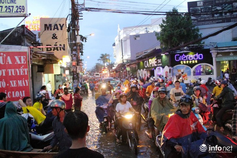 TP.HCM: Sóng vỗ “ầm ầm”, xe chết máy la liệt trên đường phố - ảnh 6