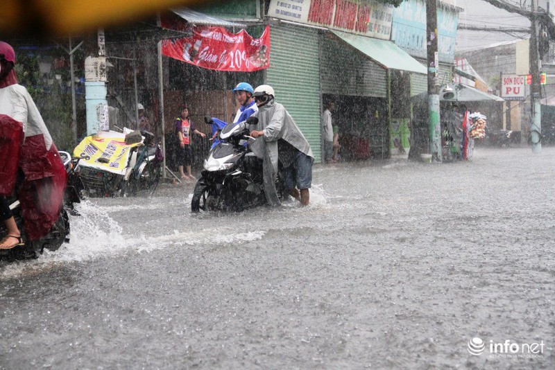 TP.HCM: Sóng vỗ “ầm ầm”, xe chết máy la liệt trên đường phố - ảnh 4