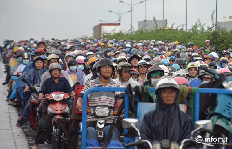 TP.HCM: Biển người “đông cứng” trong mưa trên cầu Rạch Chiếc vì xe đầu kéo - ảnh 3