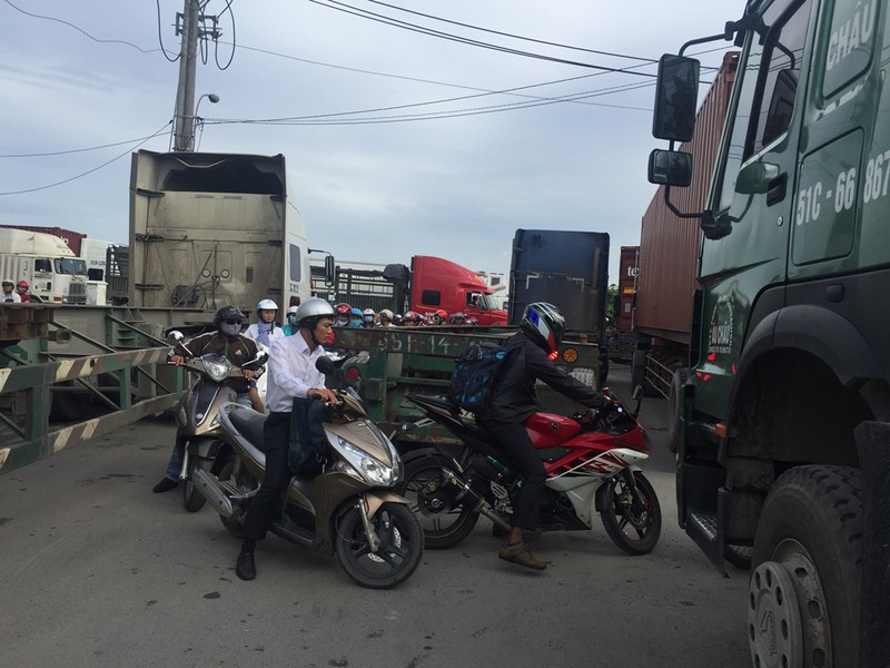 TP.Hồ Chí Minh: Kẹt xe kinh hoàng hơn nửa ngày chưa hết - ảnh 5