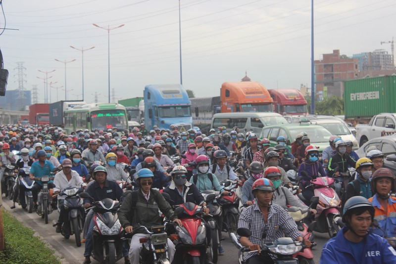 TP.Hồ Chí Minh: Kẹt xe kinh hoàng hơn nửa ngày chưa hết - ảnh 1