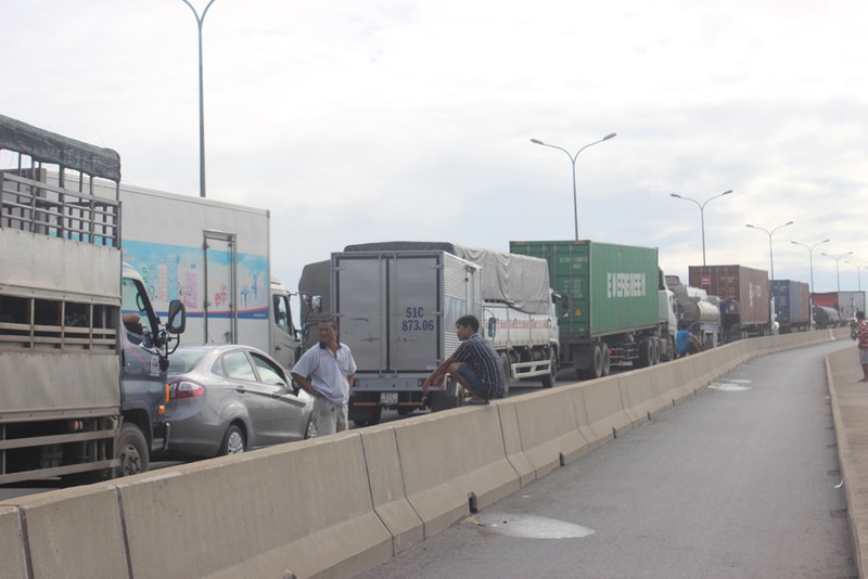 TP.Hồ Chí Minh: Kẹt xe kinh hoàng hơn nửa ngày chưa hết - ảnh 2