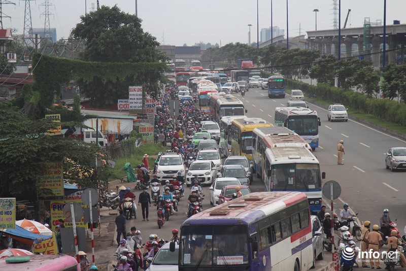 Giao thông qua KDL Suối Tiên “vỡ trận” trong “biển người” - ảnh 6