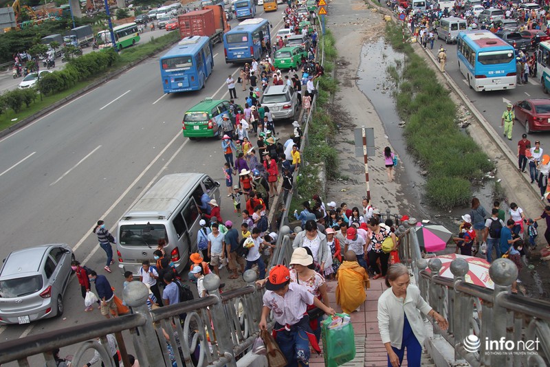 Giao thông qua KDL Suối Tiên “vỡ trận” trong “biển người” - ảnh 11