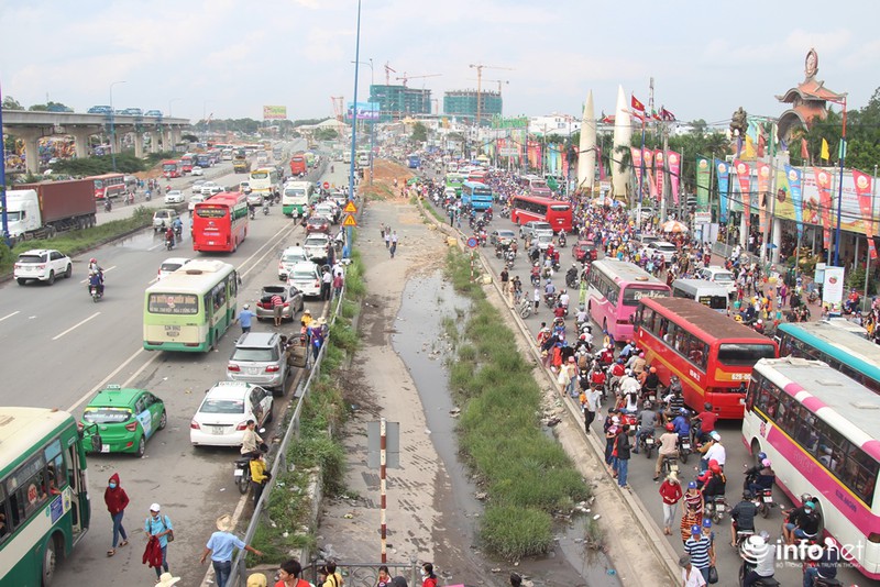 Giao thông qua KDL Suối Tiên “vỡ trận” trong “biển người” - ảnh 1