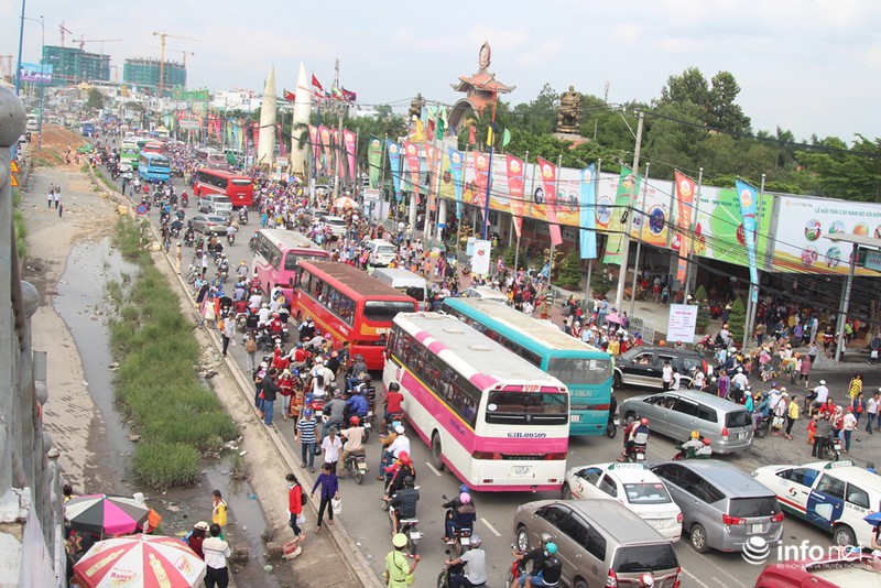 Giao thông qua KDL Suối Tiên “vỡ trận” trong “biển người” - ảnh 2