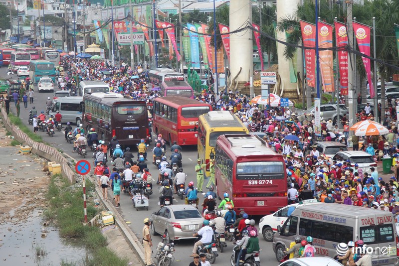 Giao thông qua KDL Suối Tiên “vỡ trận” trong “biển người” - ảnh 3