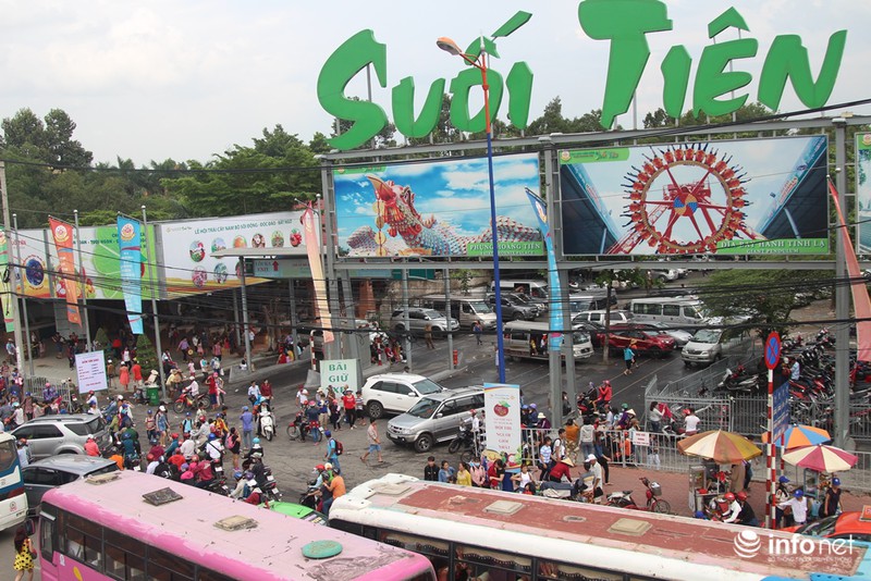 Giao thông qua KDL Suối Tiên “vỡ trận” trong “biển người” - ảnh 4