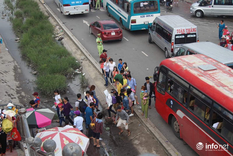 Giao thông qua KDL Suối Tiên “vỡ trận” trong “biển người” - ảnh 9