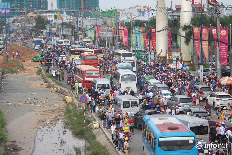 Giao thông qua KDL Suối Tiên “vỡ trận” trong “biển người” - ảnh 10