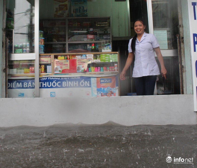 TP.HCM: Người dân lại “bơi” trong cơn mưa trắng trời, xe chết máy la liệt - ảnh 4