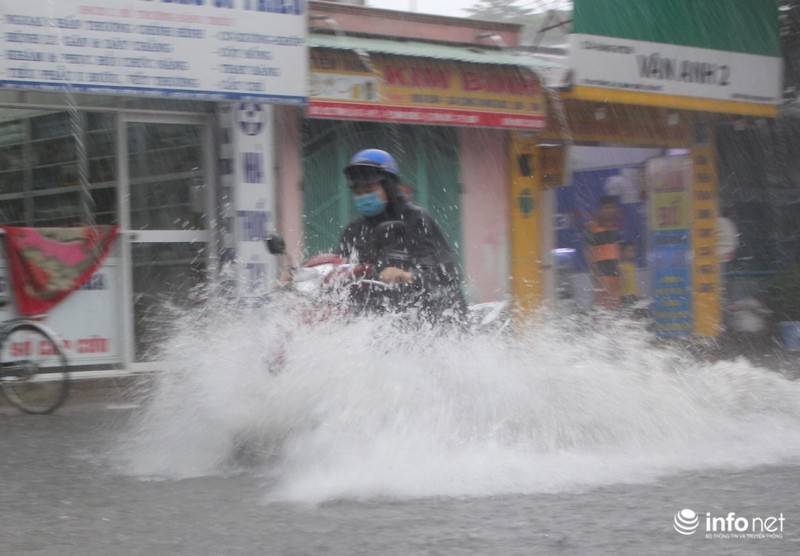 TP.HCM: Người dân lại “bơi” trong cơn mưa trắng trời, xe chết máy la liệt - ảnh 10