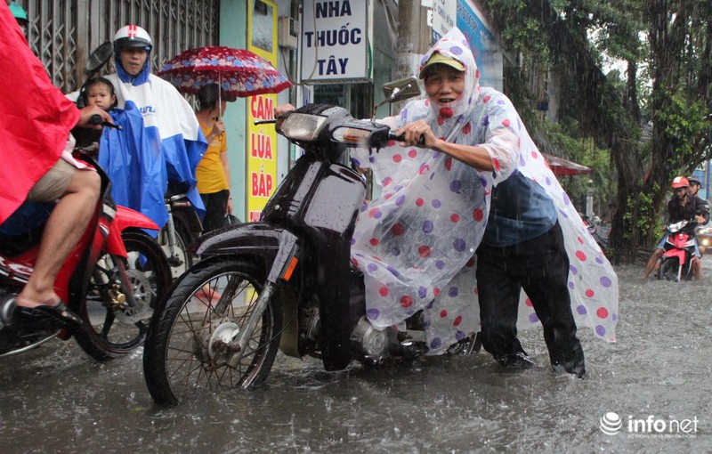 TP.HCM: Người dân lại “bơi” trong cơn mưa trắng trời, xe chết máy la liệt - ảnh 7
