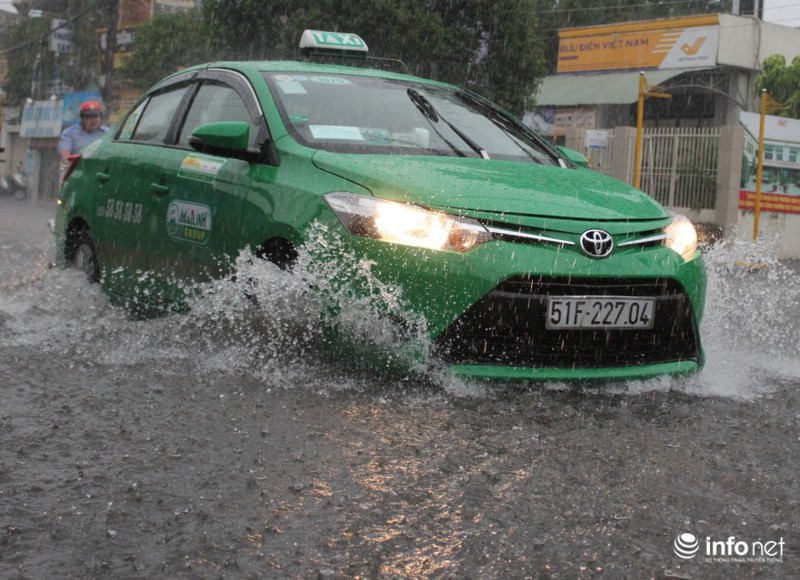 TP.HCM: Người dân lại “bơi” trong cơn mưa trắng trời, xe chết máy la liệt - ảnh 9
