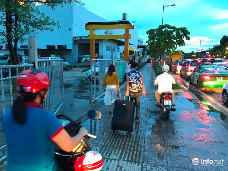 Tối qua (23/6), hàng nghìn người “chôn chân” ở cửa ngõ sân bay Tân Sơn Nhất - ảnh 4