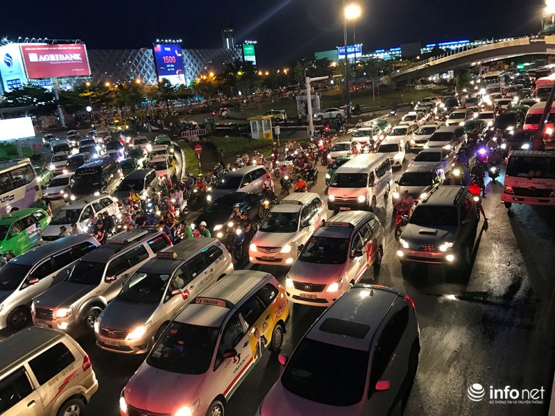 Tối qua (23/6), hàng nghìn người “chôn chân” ở cửa ngõ sân bay Tân Sơn Nhất - ảnh 3