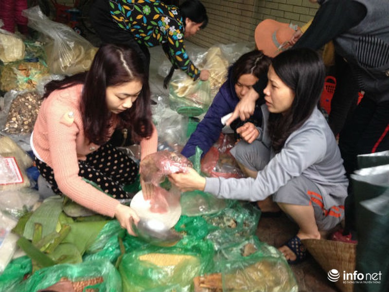 Chợ nghẹt người mua sắm tất bật tiễn ông Công ông Táo - ảnh 18