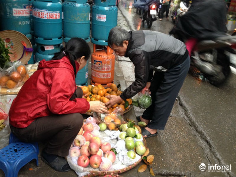 Chợ nghẹt người mua sắm tất bật tiễn ông Công ông Táo - ảnh 13