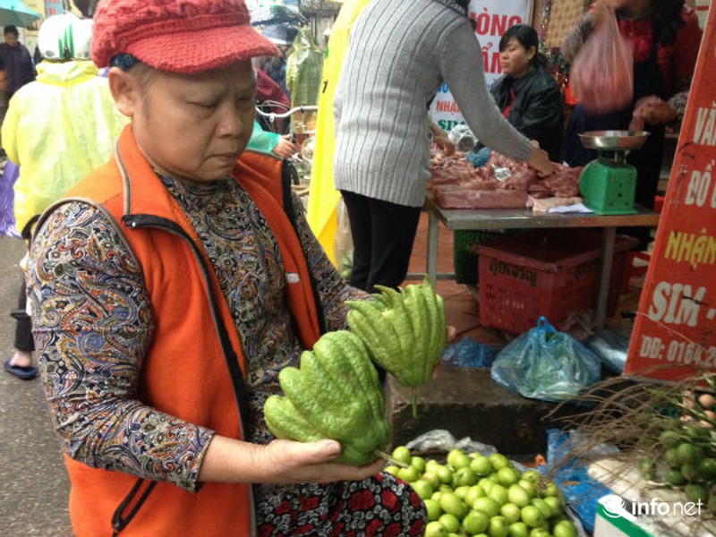 Chợ nghẹt người mua sắm tất bật tiễn ông Công ông Táo - ảnh 12