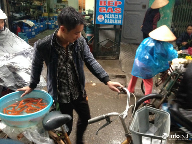Chợ nghẹt người mua sắm tất bật tiễn ông Công ông Táo - ảnh 8