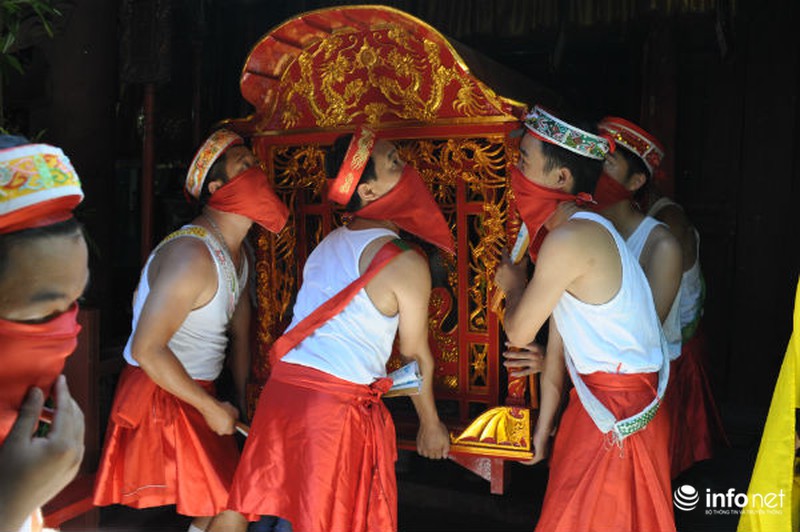 Lễ hội Đình Chèm diễn ra trong cái nắng đổ lửa - ảnh 1