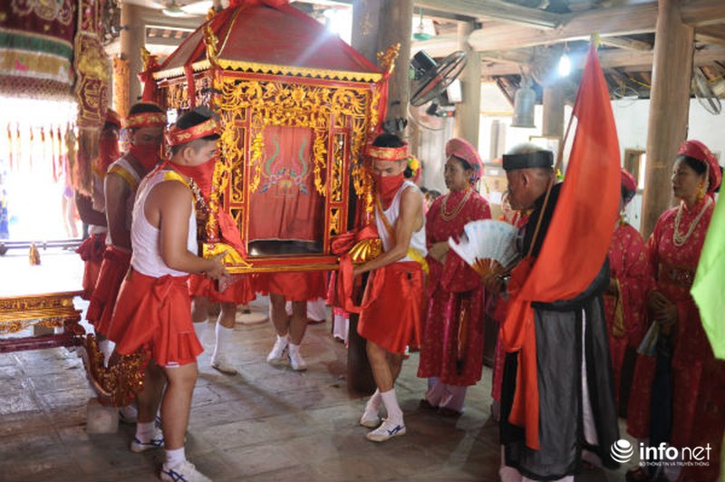 Lễ hội Đình Chèm diễn ra trong cái nắng đổ lửa - ảnh 11