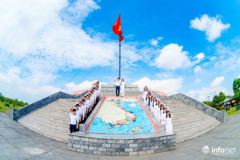 Muôn kiểu độc lạ khi chụp ảnh kỷ yếu của các “cô cậu” chia tay tuổi học trò - ảnh 2