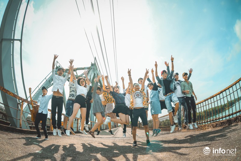 Muôn kiểu độc lạ khi chụp ảnh kỷ yếu của các “cô cậu” chia tay tuổi học trò - ảnh 10