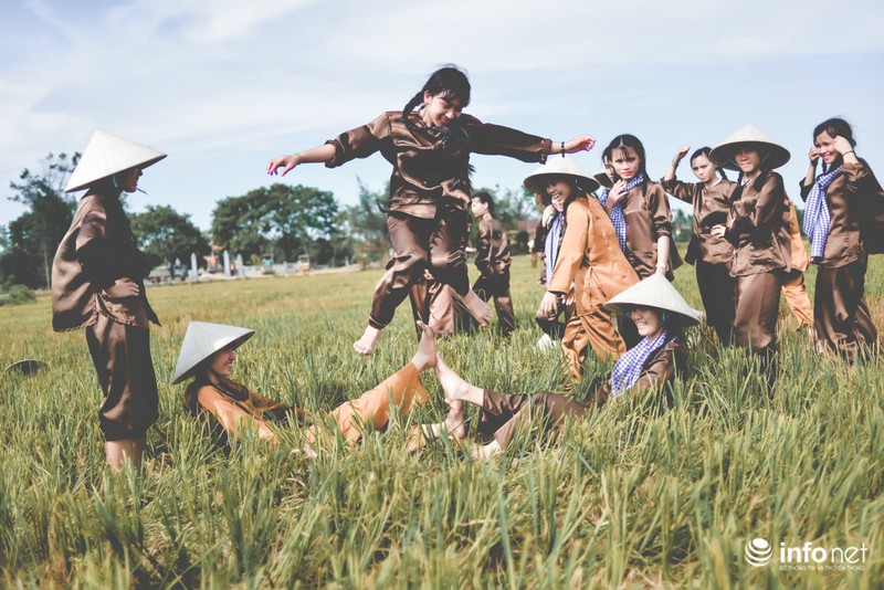 Muôn kiểu độc lạ khi chụp ảnh kỷ yếu của các “cô cậu” chia tay tuổi học trò - ảnh 5