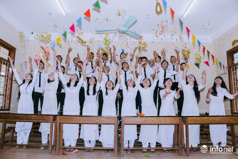 Muôn kiểu độc lạ khi chụp ảnh kỷ yếu của các “cô cậu” chia tay tuổi học trò - ảnh 3