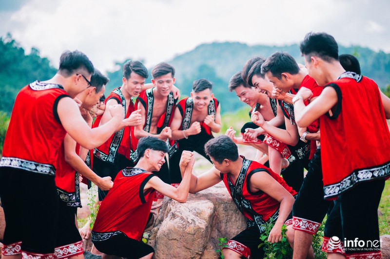 Muôn kiểu độc lạ khi chụp ảnh kỷ yếu của các “cô cậu” chia tay tuổi học trò - ảnh 7