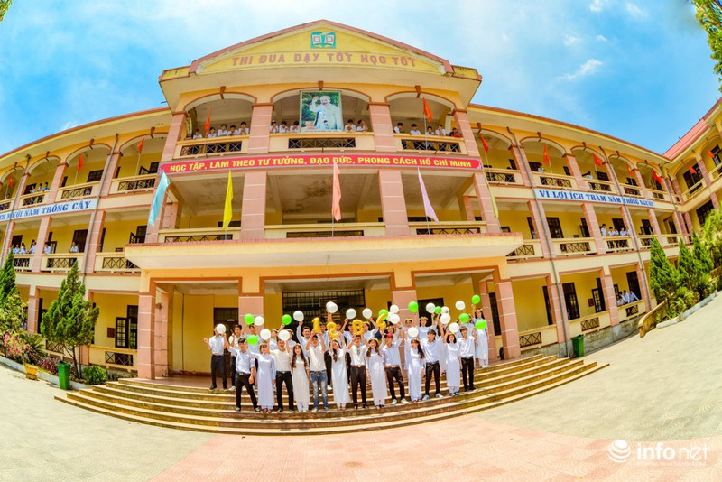 Muôn kiểu độc lạ khi chụp ảnh kỷ yếu của các “cô cậu” chia tay tuổi học trò - ảnh 11