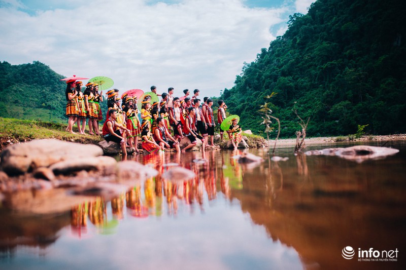 Muôn kiểu độc lạ khi chụp ảnh kỷ yếu của các “cô cậu” chia tay tuổi học trò - ảnh 8