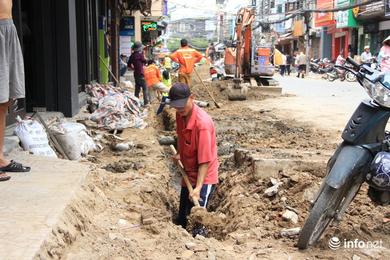 Tất bật thi công, chuẩn bị cho ngày khai trương phố đi bộ Bùi Viện - ảnh 1