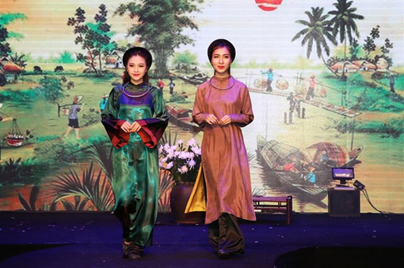 Huyền My biểu diễn áo dài tại Asia Park - ảnh 2