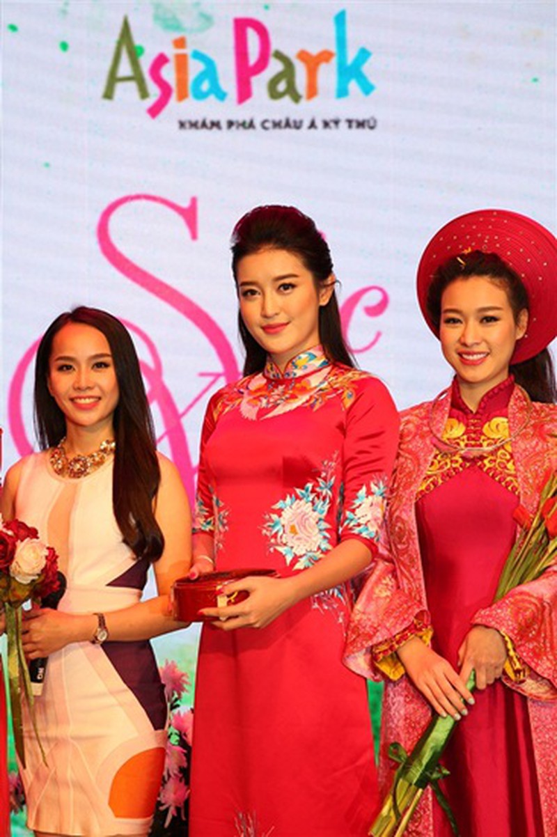 Huyền My biểu diễn áo dài tại Asia Park - ảnh 1