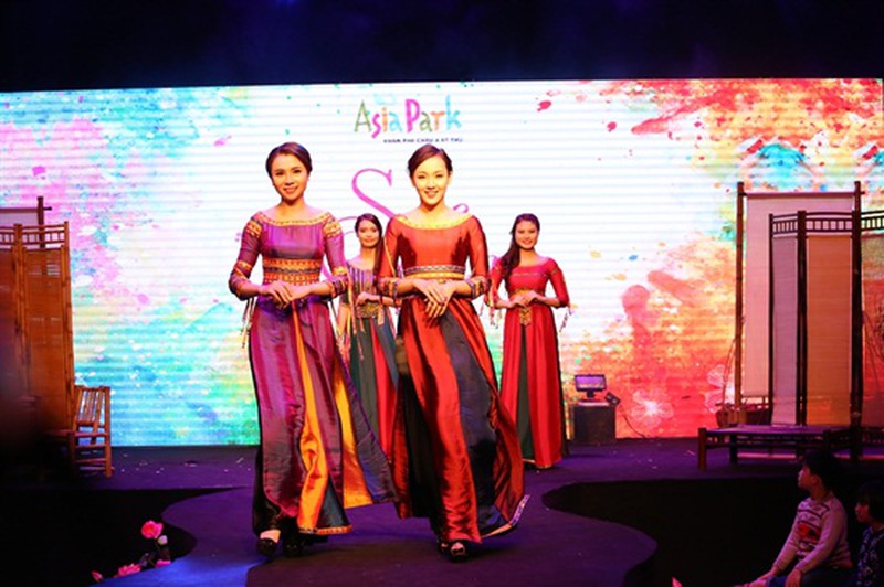 Huyền My biểu diễn áo dài tại Asia Park - ảnh 5