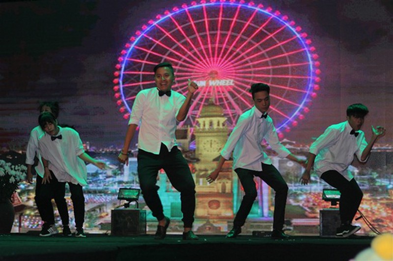 Huyền My biểu diễn áo dài tại Asia Park - ảnh 9