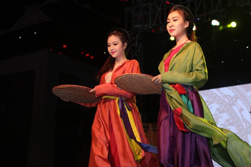 Huyền My biểu diễn áo dài tại Asia Park - ảnh 6